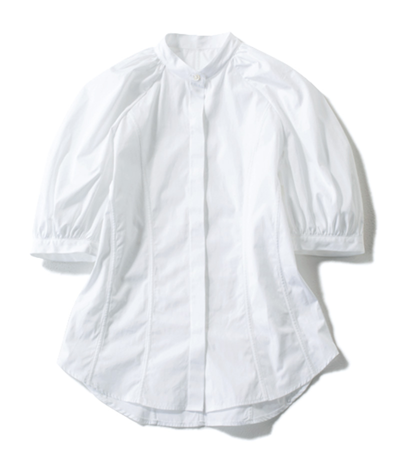 白ブラウス きちんと感と華やかさを両立する袖コンシャスなシャツ。重なる地方遠征で美味しいものを食べすぎて太ってもバレにくい。簡単に華奢見えするデザイン。￥ 48,400（BOURRIENNE／エスケーパーズオンライン）