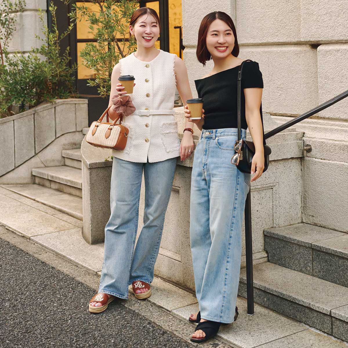 オフショルトップスとデニムのコーデ,ジレとデニムのコーデ,秋コーデ,女子カフェコーデ