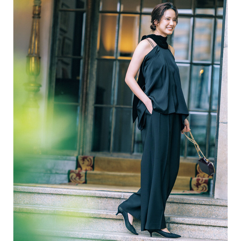 黒のお呼ばれコーデ,パンツスタイルのお呼ばれコーデ