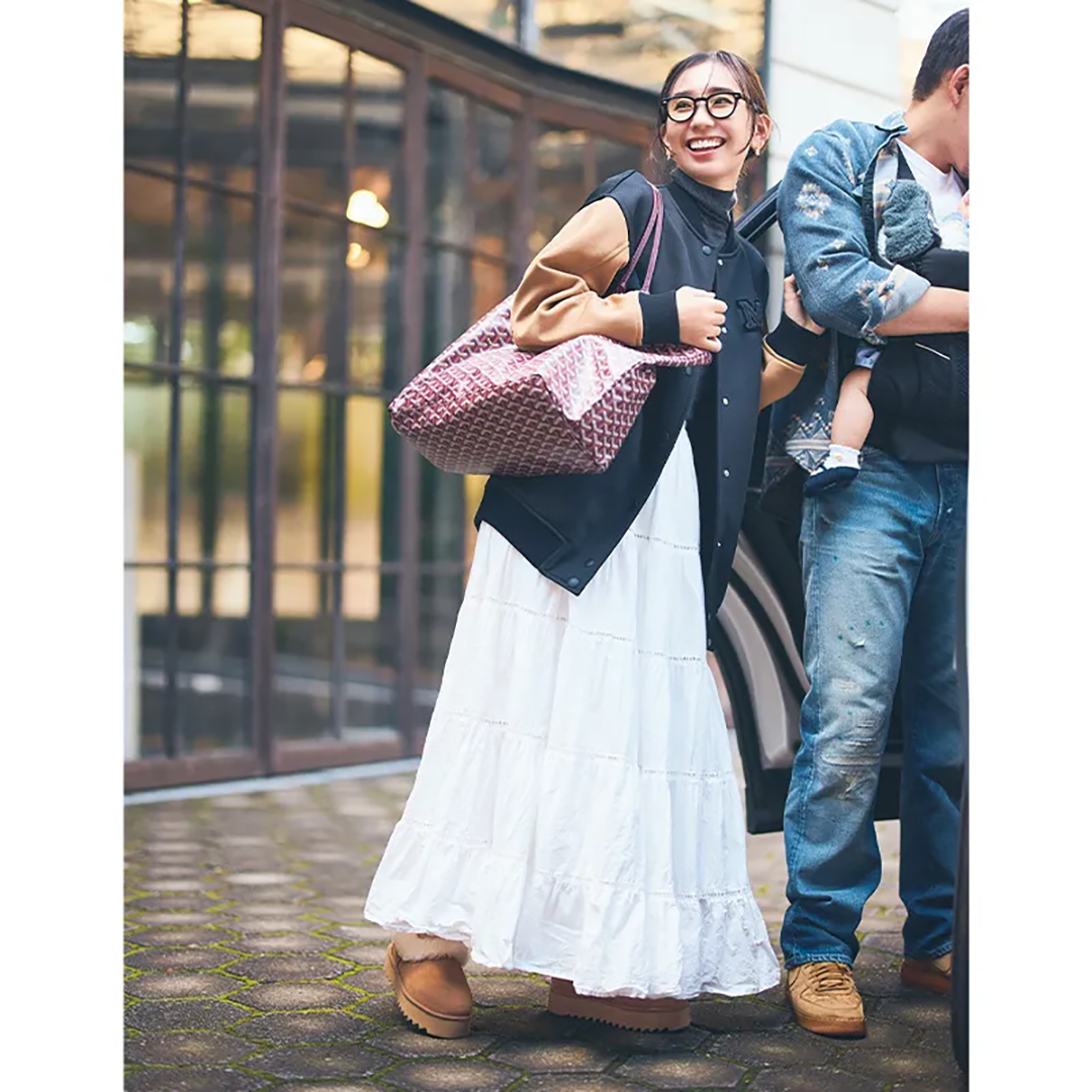 ゴヤールのトートバッグを愛用中の鈴木詩織さんの画像