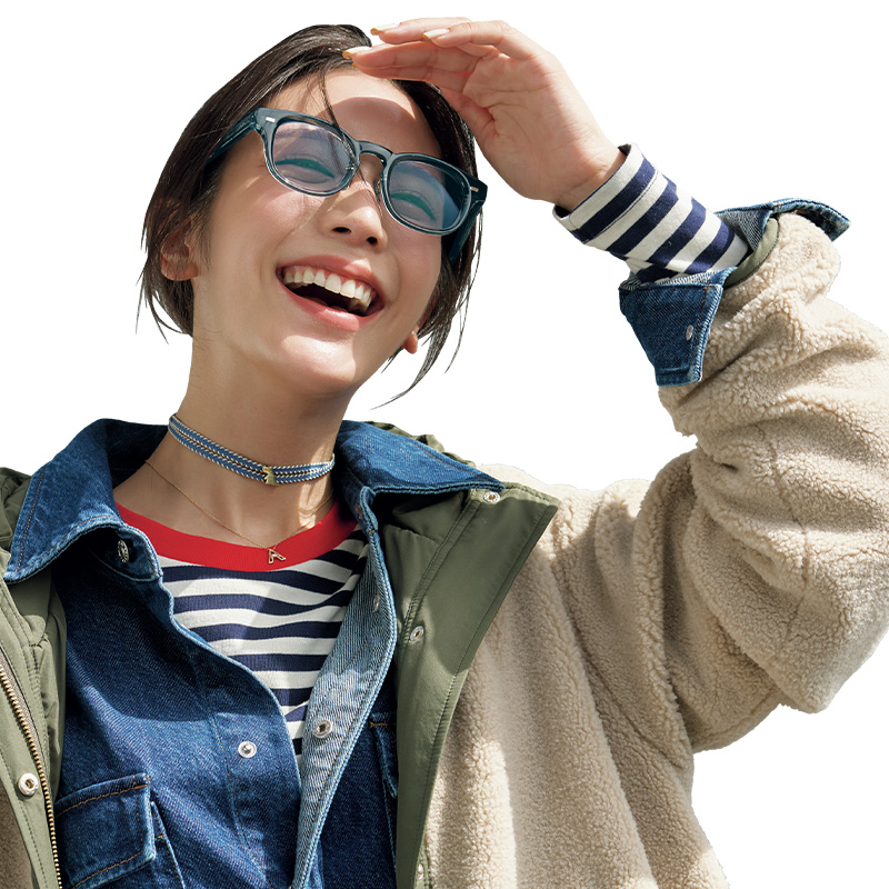 ご近所カジュアルをネックレスの重ね付けや薄色サングラスで盛った顔まわり