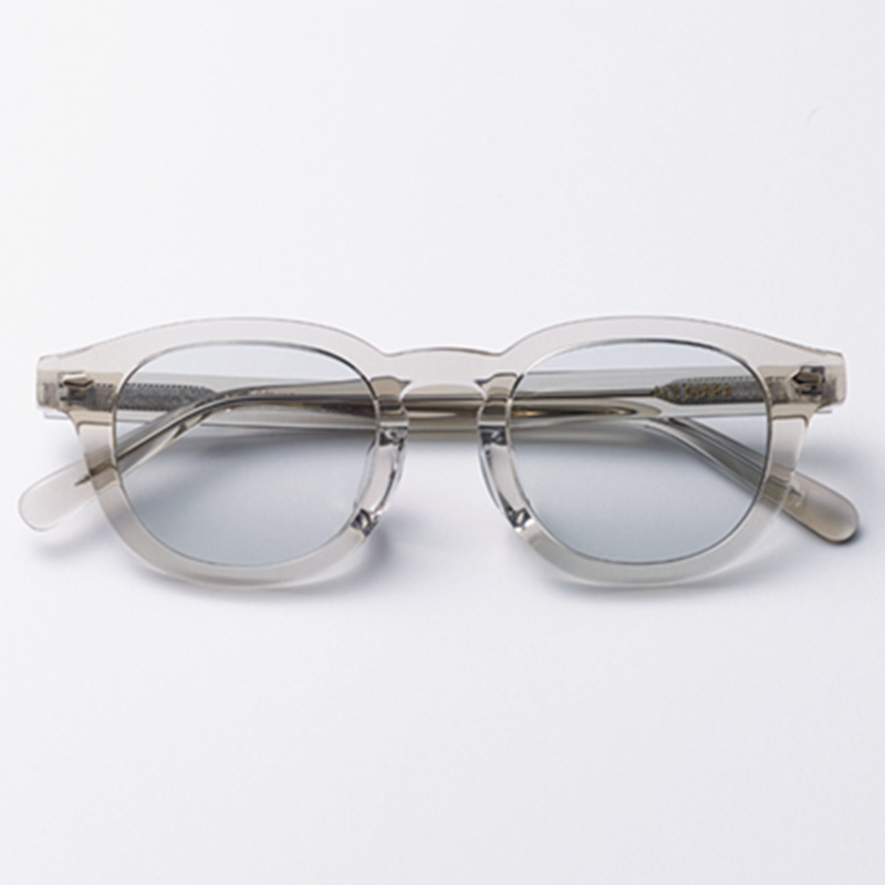 Zoffの薄グレーフレームのサングラス