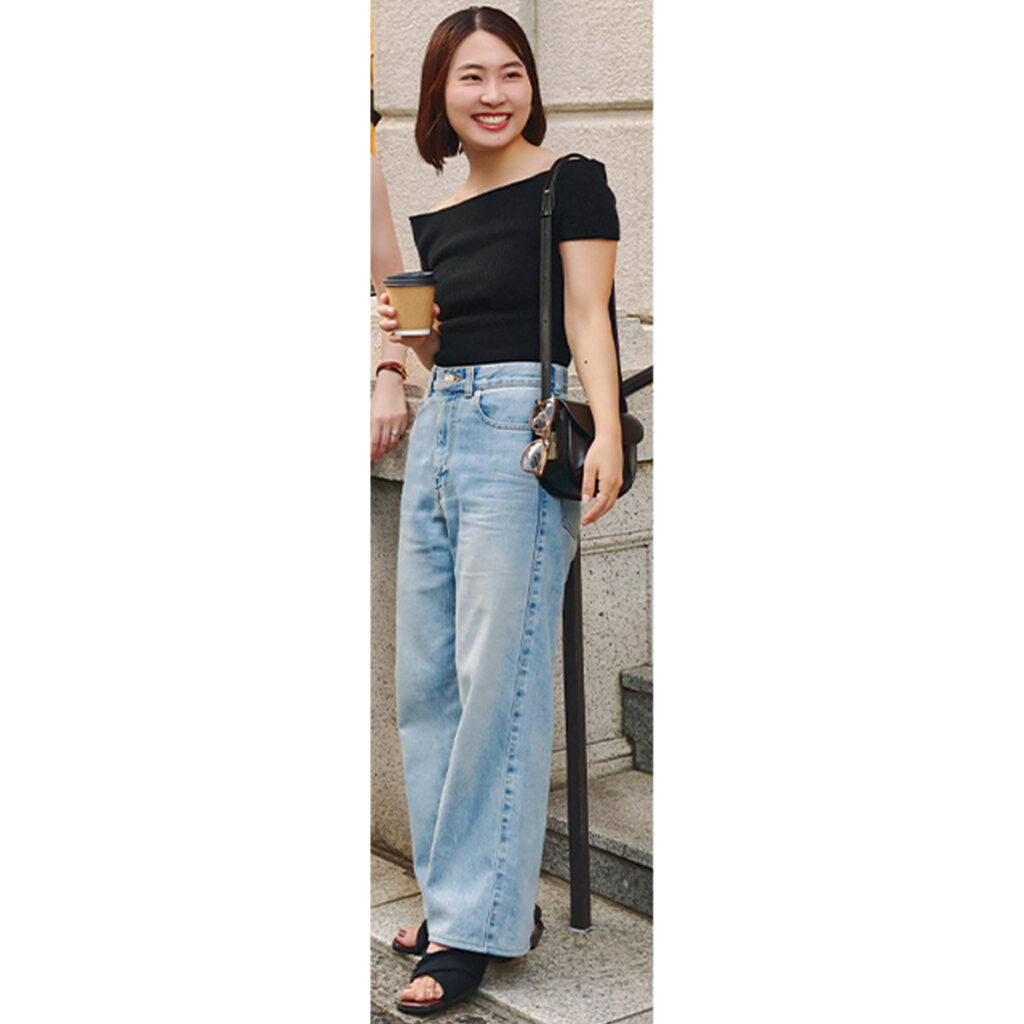 オフショルトップスとデニムのコーデ