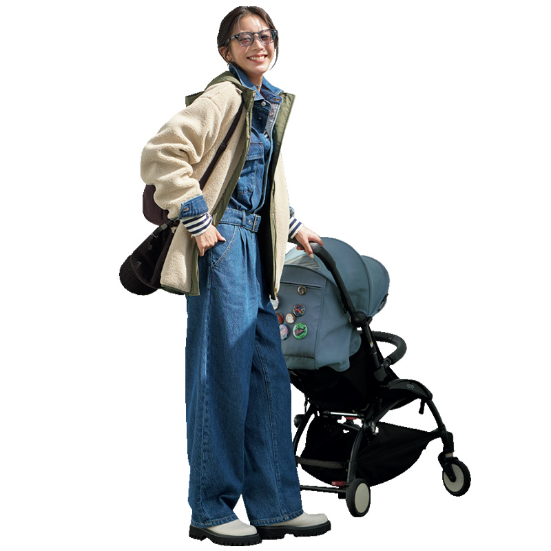 デニムのジャンプスーツにフリースジャケットを羽織った公園カジュアルに薄色サングラスをオン