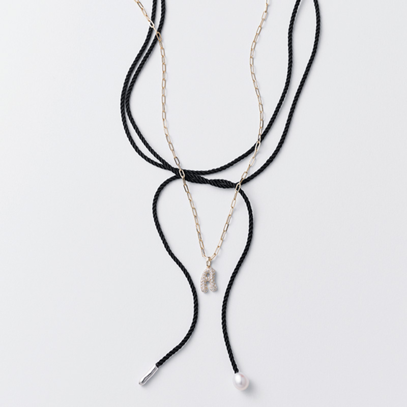 プライマルのAチャームがついたネックレスとNOJESSのコードネックレス