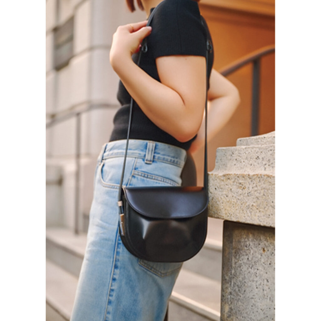 黒のミニショルダーバッグ