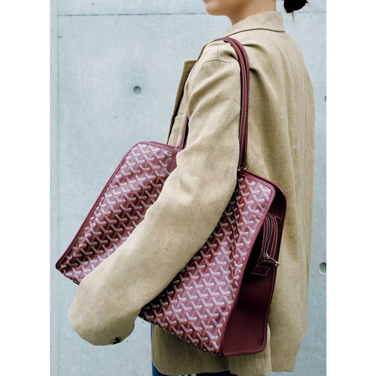 ボルドーの大きめバッグ