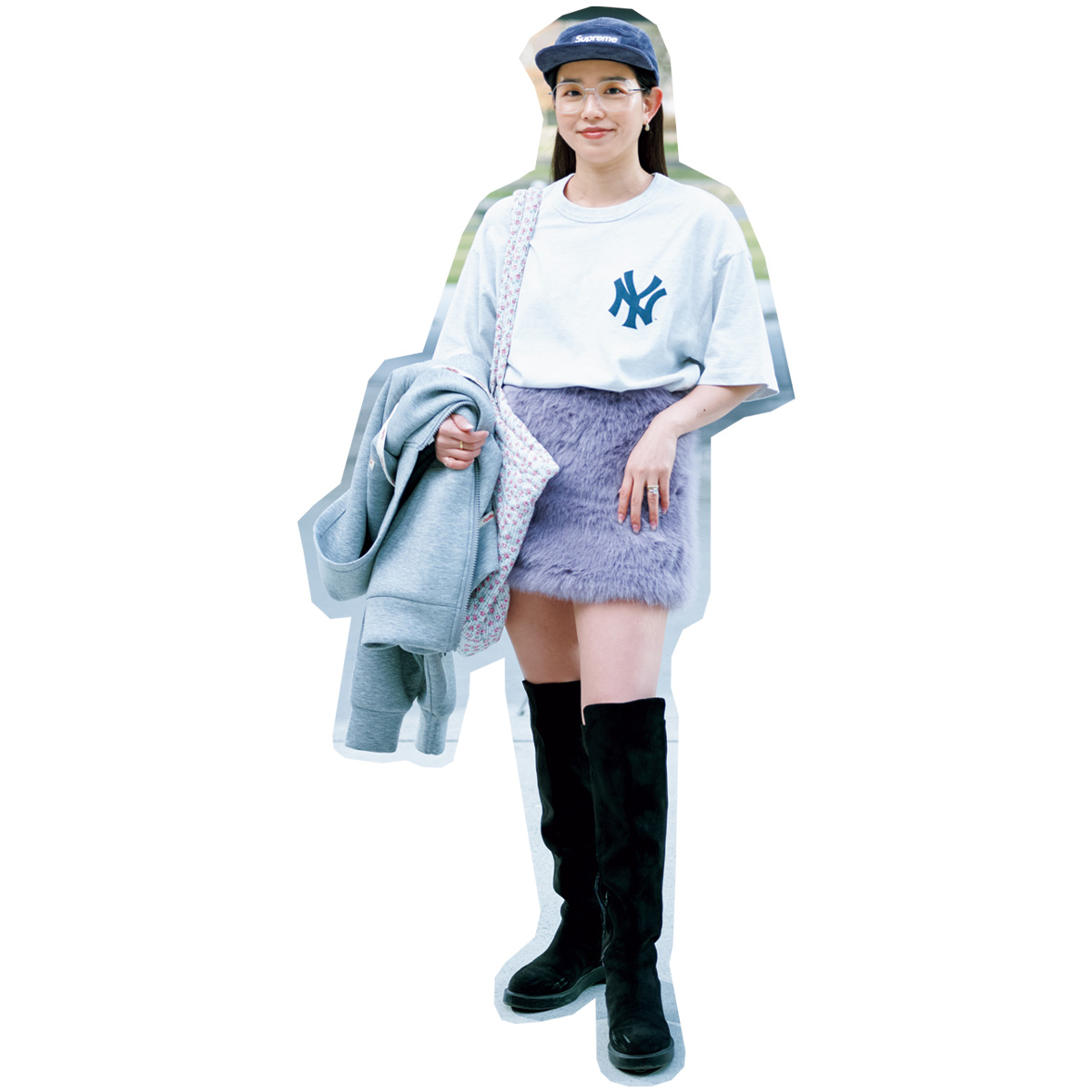 オーバーサイズTにパープルのミニスカとニーハイブーツのコーデ