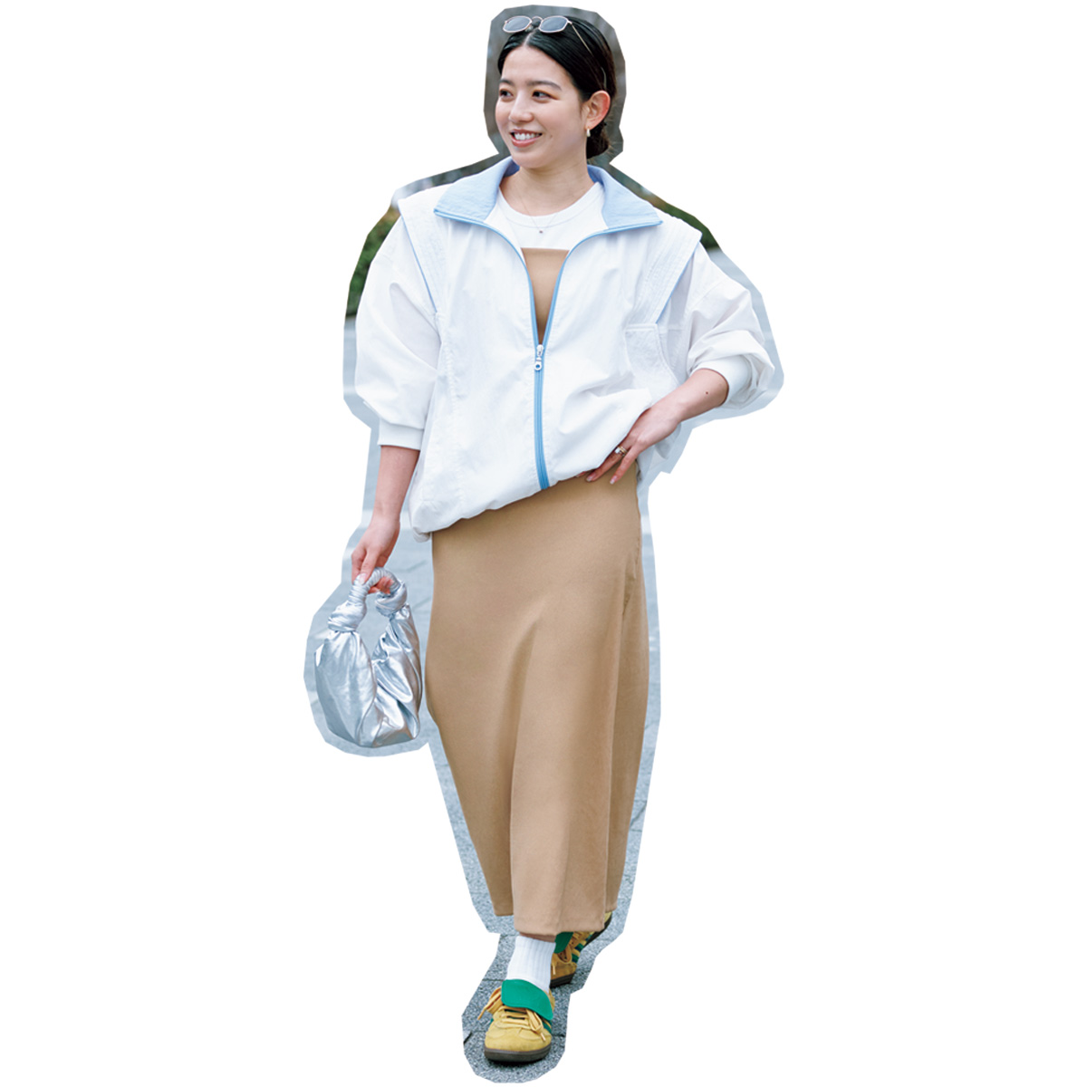 ベージュのタイトワンピにスポーティブルゾンのコーデ