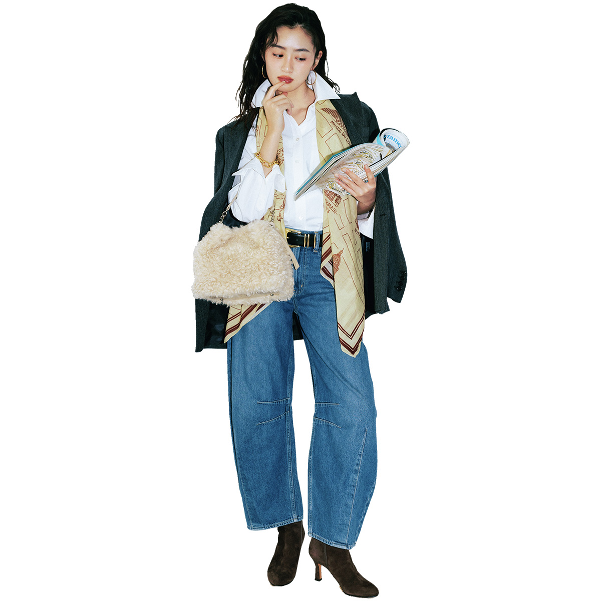 白シャツとデニムにジャケットの肩掛けコーデ