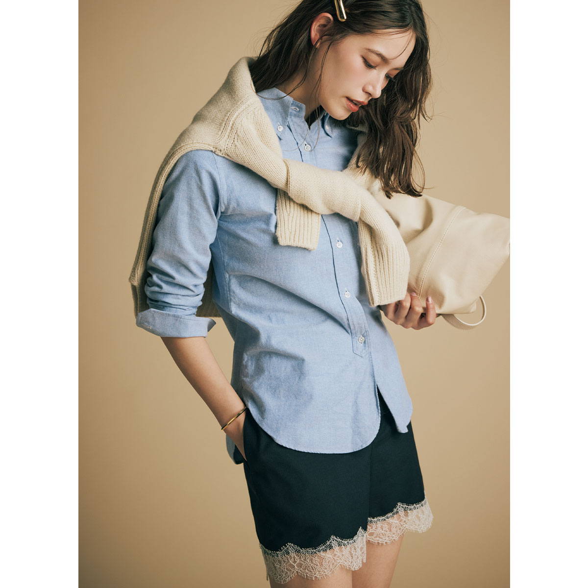 ブルーシャツにサテン×レースのショーパンのコーデ