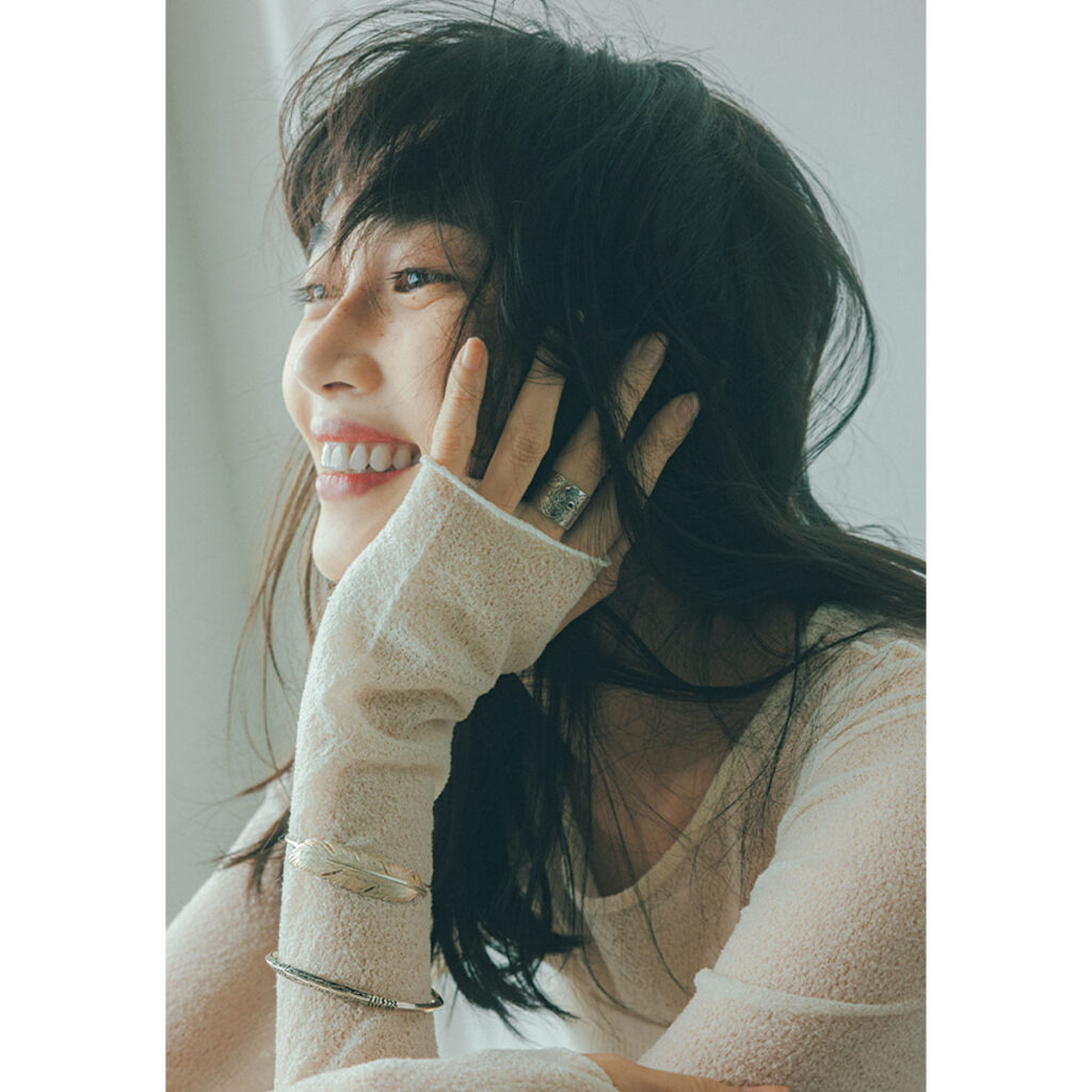 シアートップス×ビスチェにネイティブ調ジュエリー