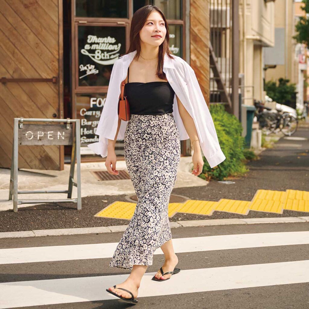 オックスフォードシャツと黒キャミと柄スカートのコーデ