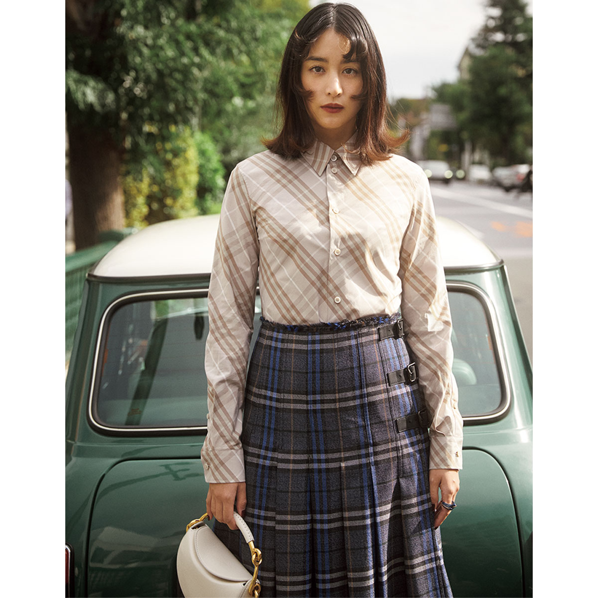 バーバリーのチェックシャツとチェックスカートのコーデ