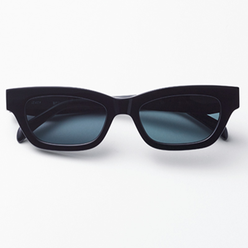 ステータス アングザエティーのキュッと小ぶりなサングラス