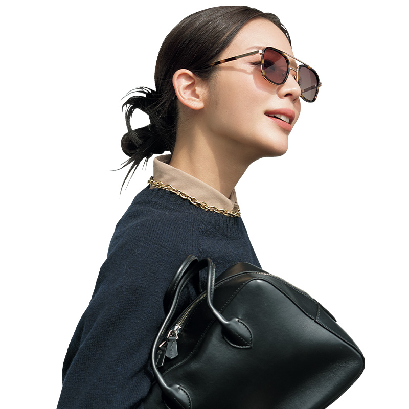 通勤コーデにCOSの大きめフレームのブリッジサングラスを効かせた顔まわり