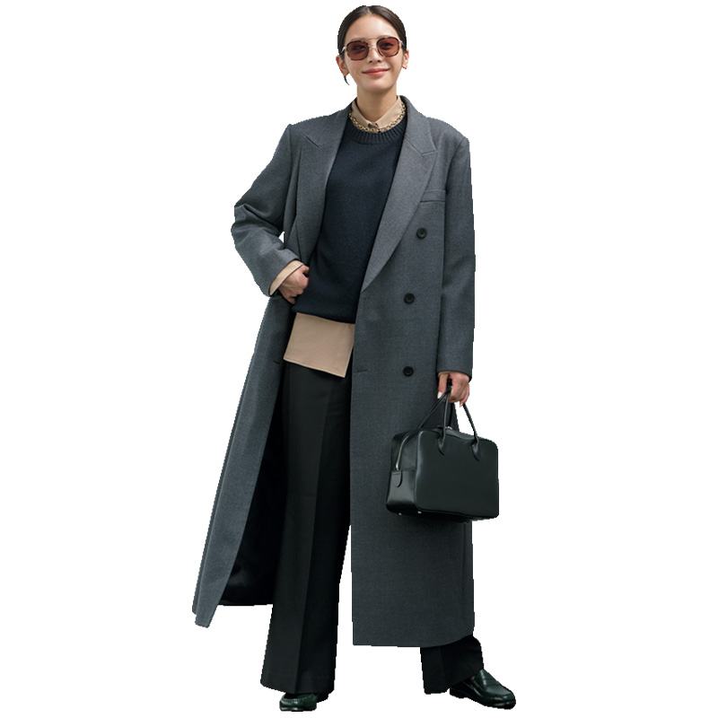 シンプルな通勤コーデも大きめフレームのブリッジサングラスで洒落感アップ