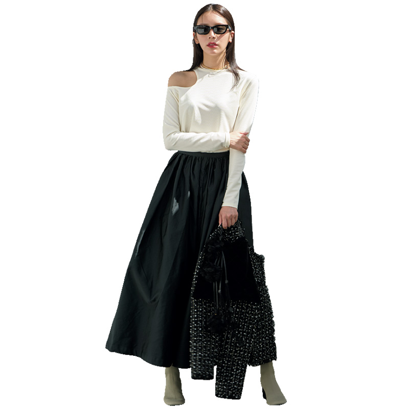 肌見せトップスとフレアスカートにサングラスとネックレスのレイヤードで盛り上げたお出かけコーデ