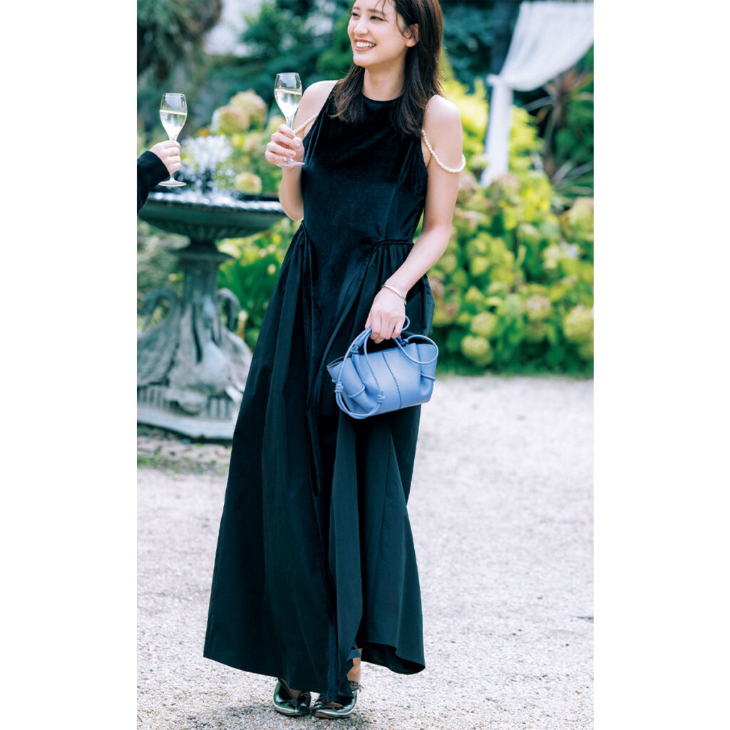 ベロアとシャカシャカ素材の黒ワンピース