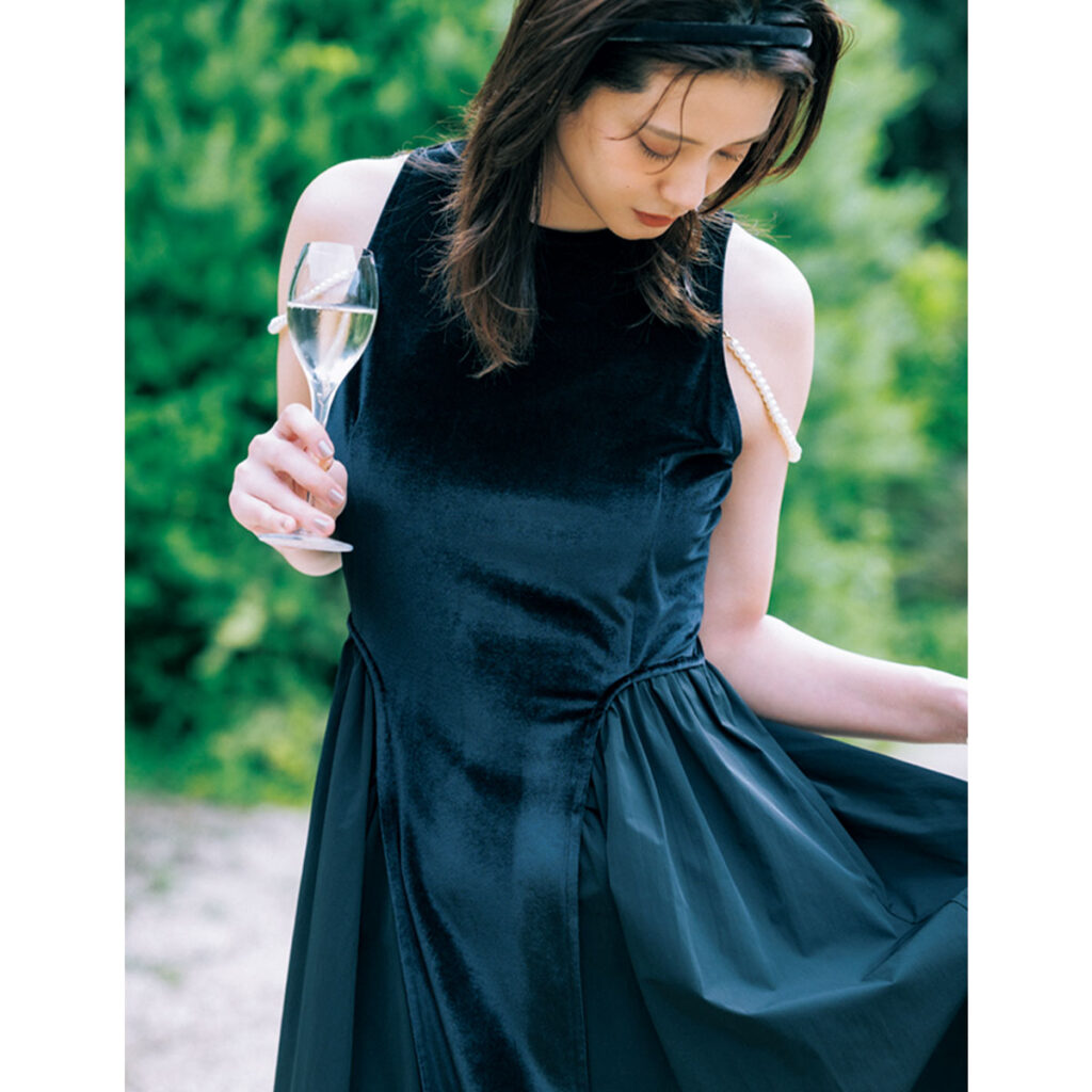 ベロアとシャカシャカ素材の黒ワンピース