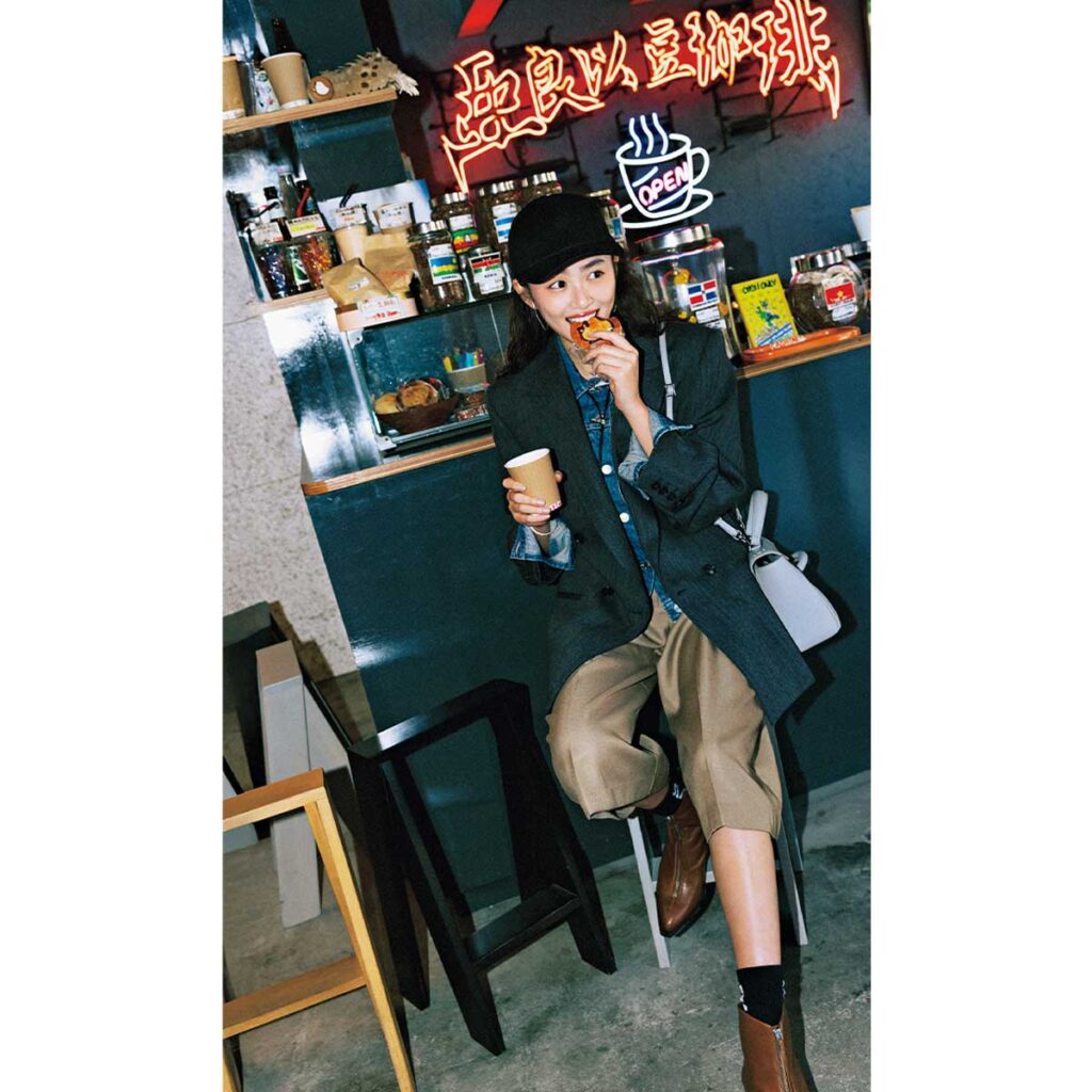 ベージュのハーフパンツにジャケットのコーデ