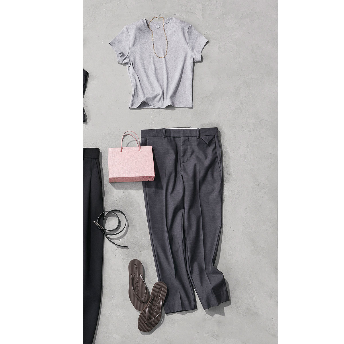 グレーTシャツとパンツにビーサンのコーデ