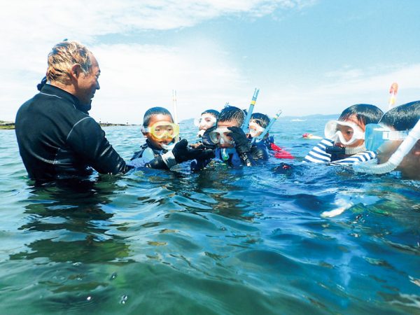 千葉県館山市の無人島「沖ノ島」でシュノーケリングを行う子どもたち