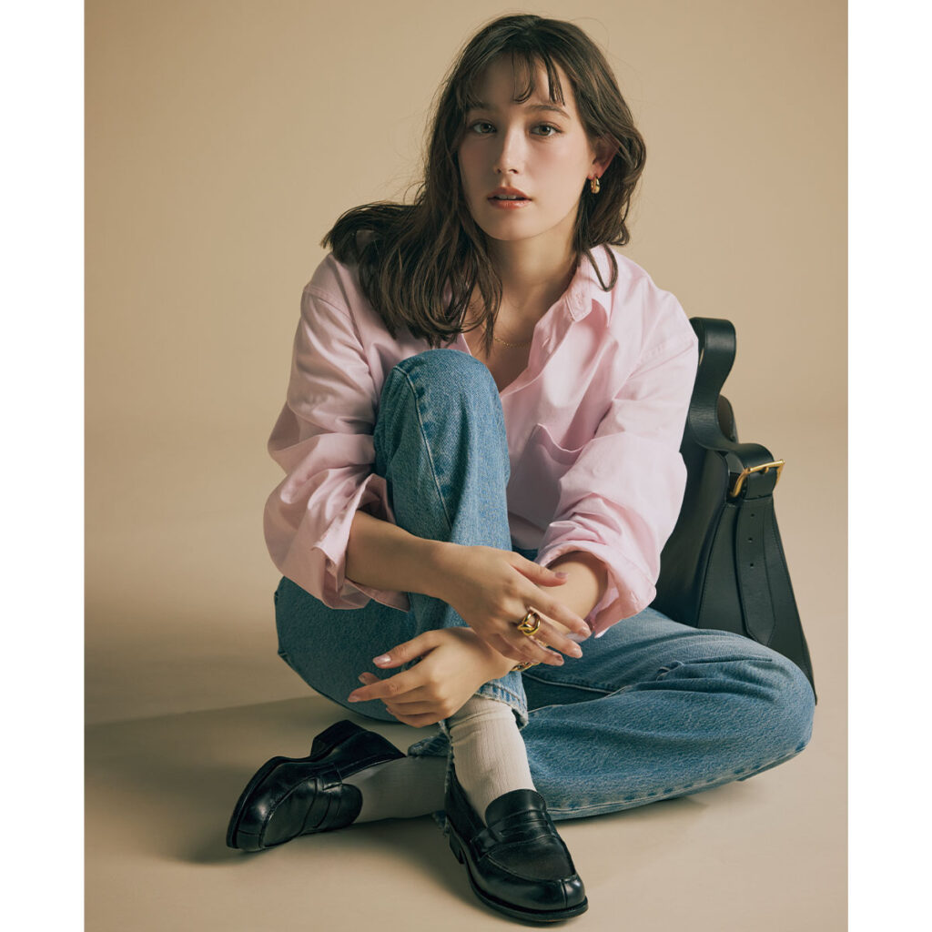 ピンクのシャツにデニムパンツとローファーのコーデ