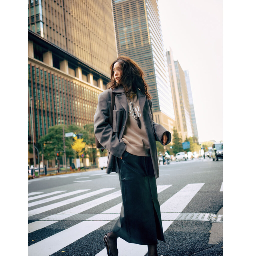 ロゴスウェットとジャケットにレザースカートのコーデ