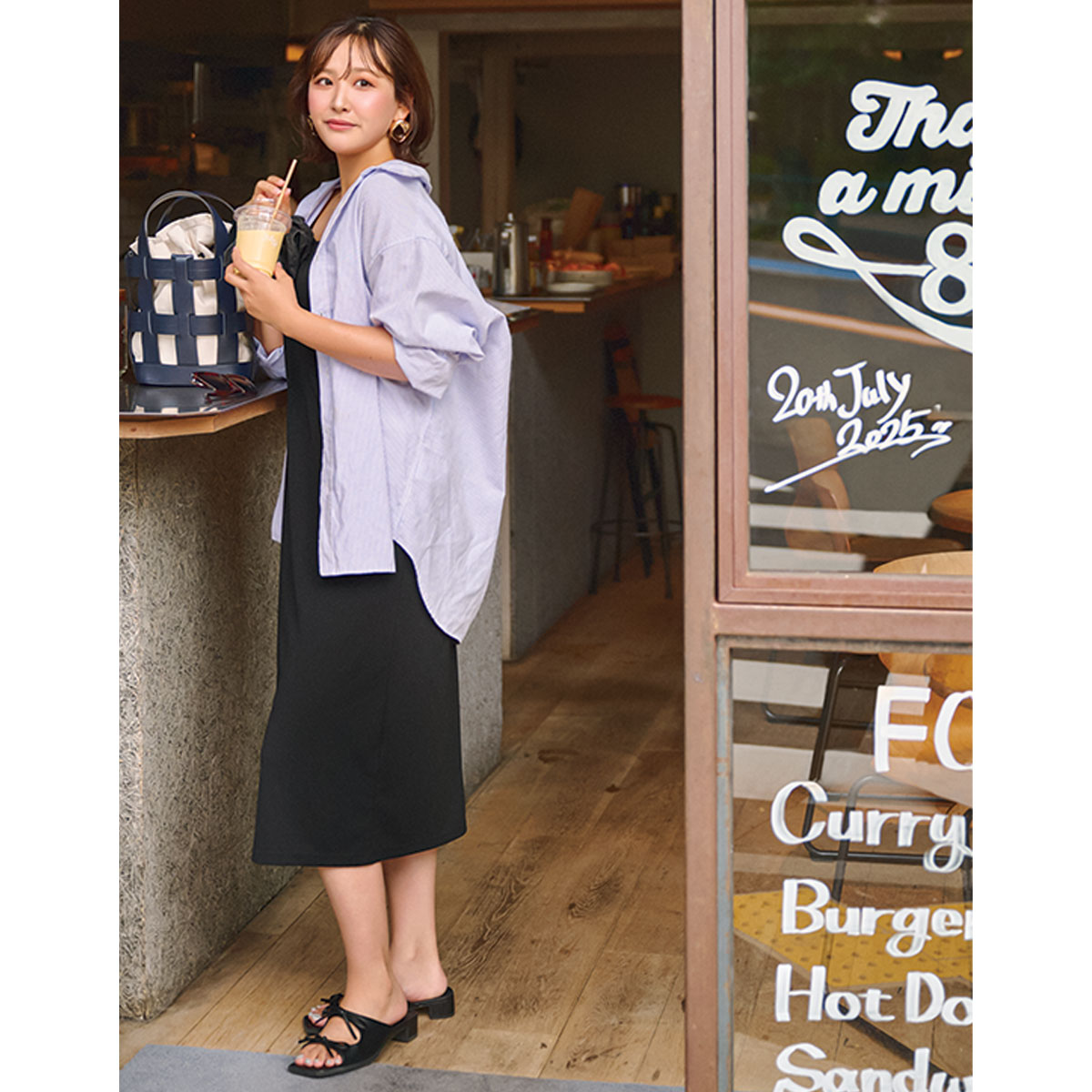 黒ワンピとシャツのコーデ