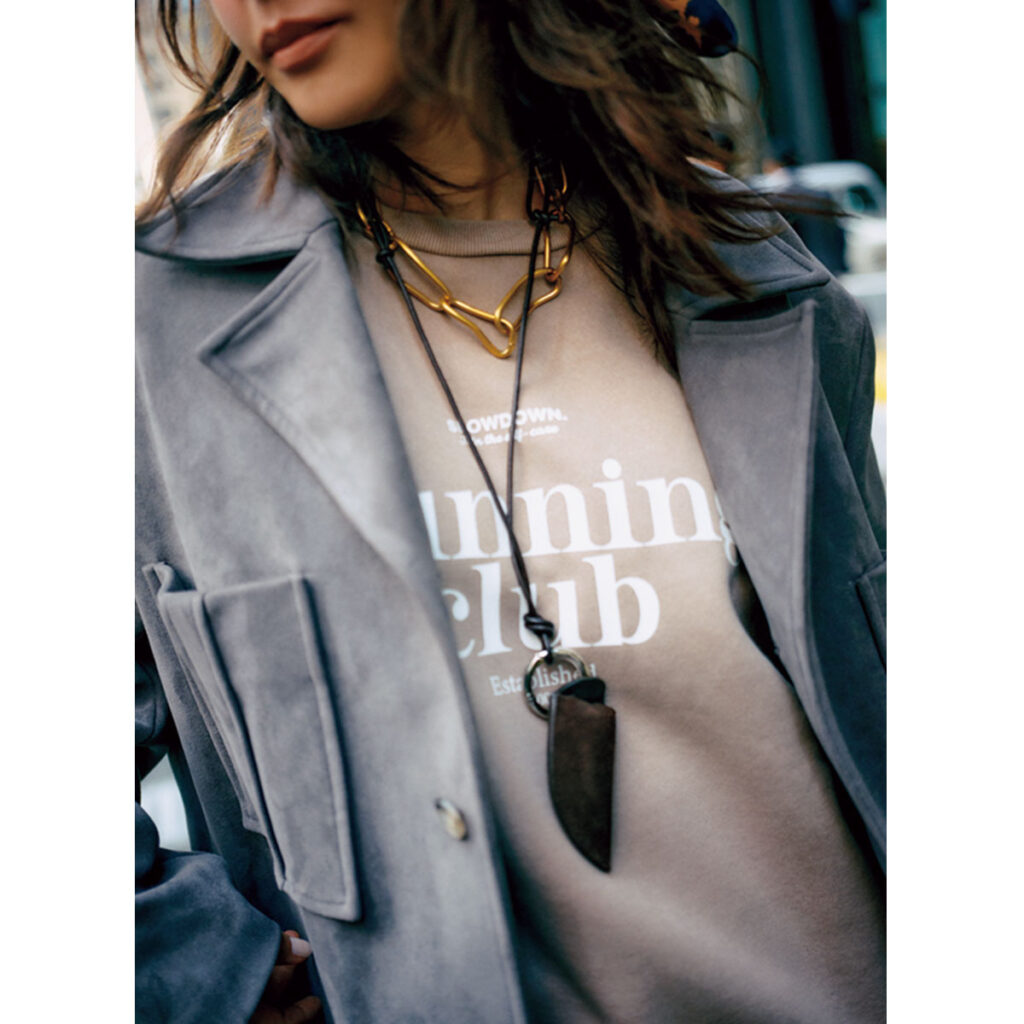 ロゴスウェットとジャケットにレザースカートのコーデ