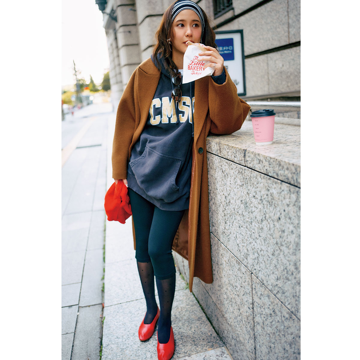 ロゴフーディーとブラウンのコートにカプリ丈パンツのコーデ