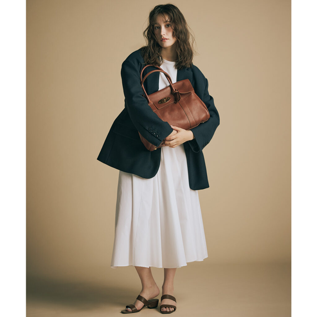 白のフレアスカートに大きめジャケットのコーデ