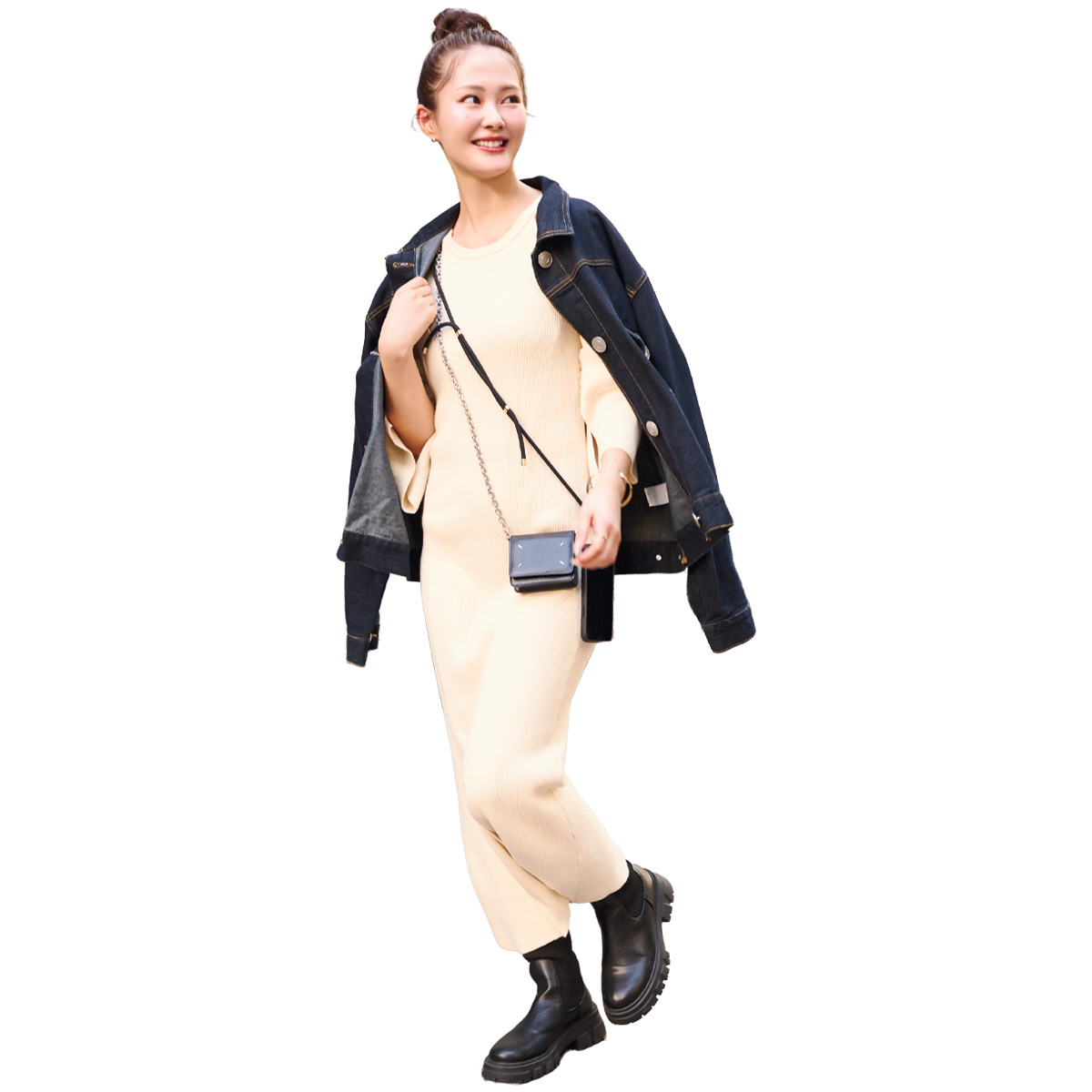 白ワンピにデニムジャケットと黒ブーツのコーデ