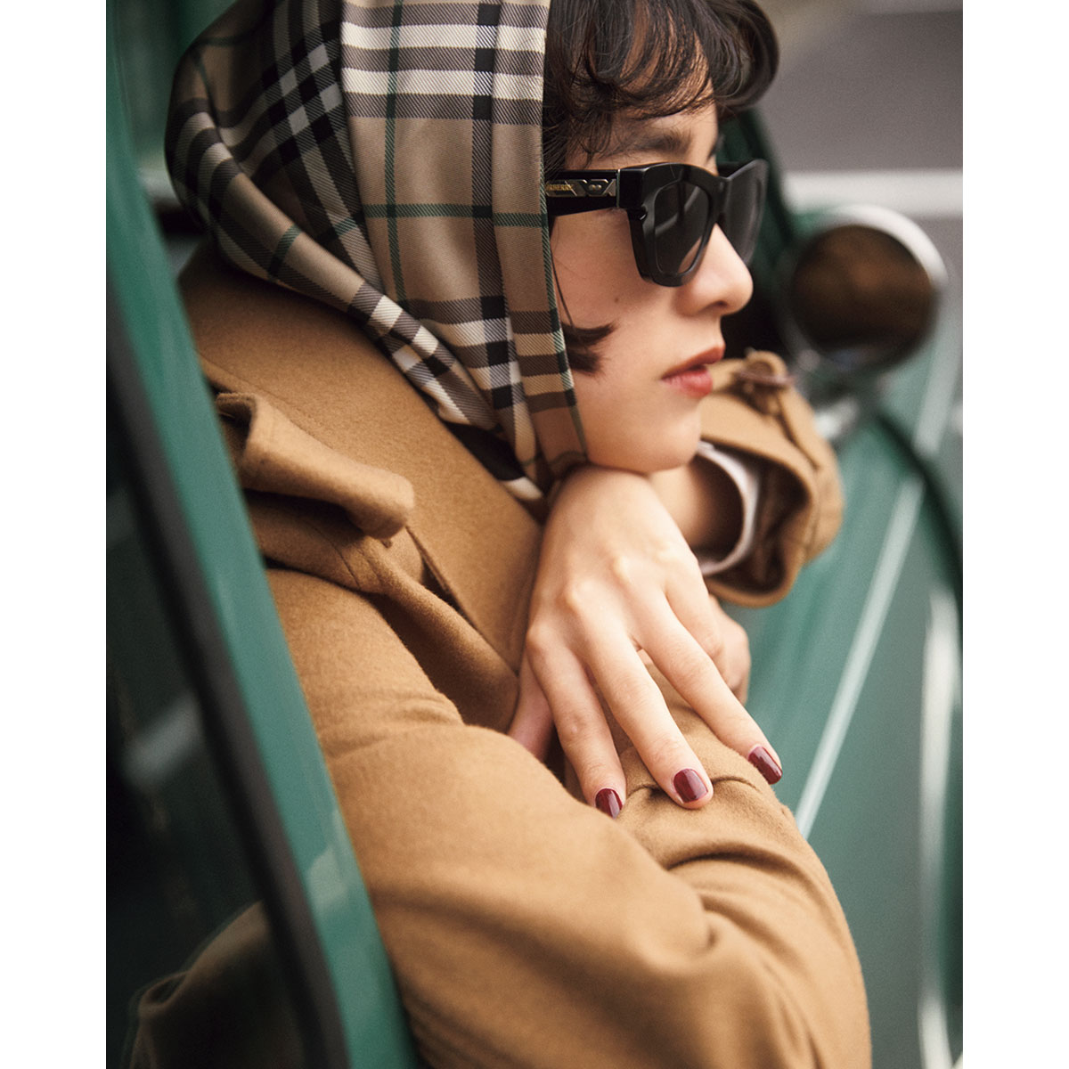 バーバリーのサングラスとスカーフ