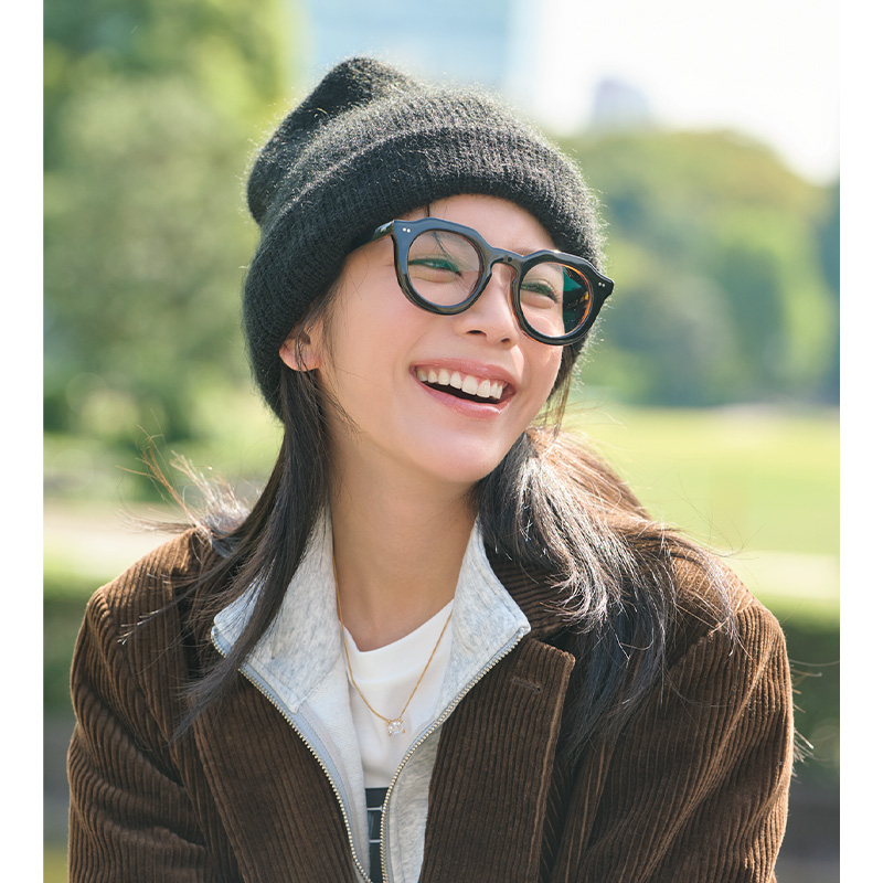 メイクいらずの太めフレームメガネにニット帽を被った送迎ママ