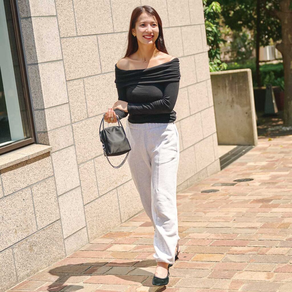 オフショルにスウェットパンツのコーデ