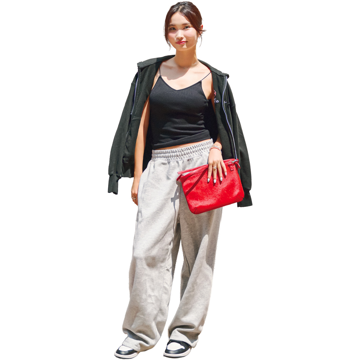 上下大きめのスウェットにインナーキャミのコーデ