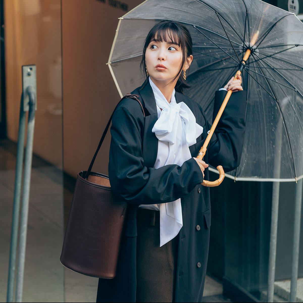 リボンブラウスとジャケットのコーデ,縦型ショルダーバッグ