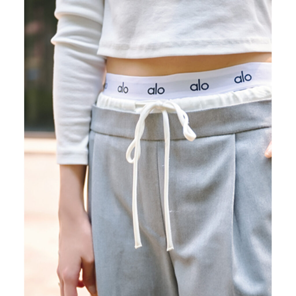 ZARAのラインパンツにaloのアンダーパンツのレイヤード