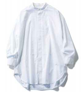 スタンドカラー白シャツ スタンドカラーが旬。￥28,600（トラディショナル ウェザーウェア／トラディショナル ウェザーウェア 青山店）