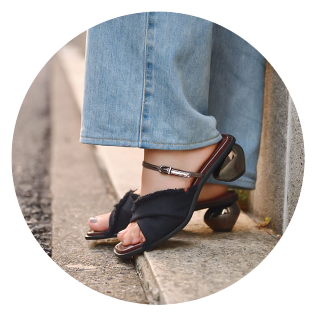 ヒールデザインの黒サンダル