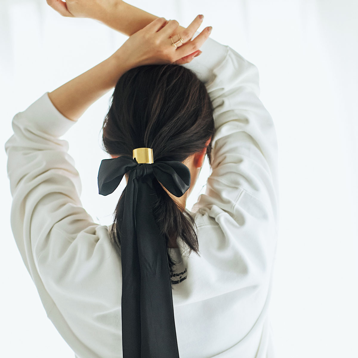 ひとつ結びに大きなリボンをつけた後ろ姿