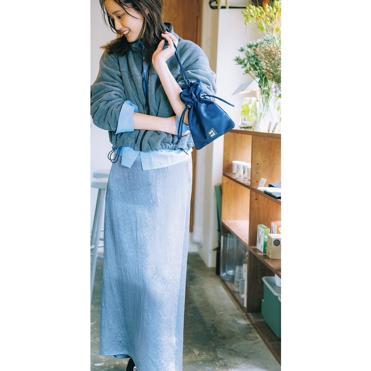 バックスリット入りスカートとスポーティブルゾンのコーデ