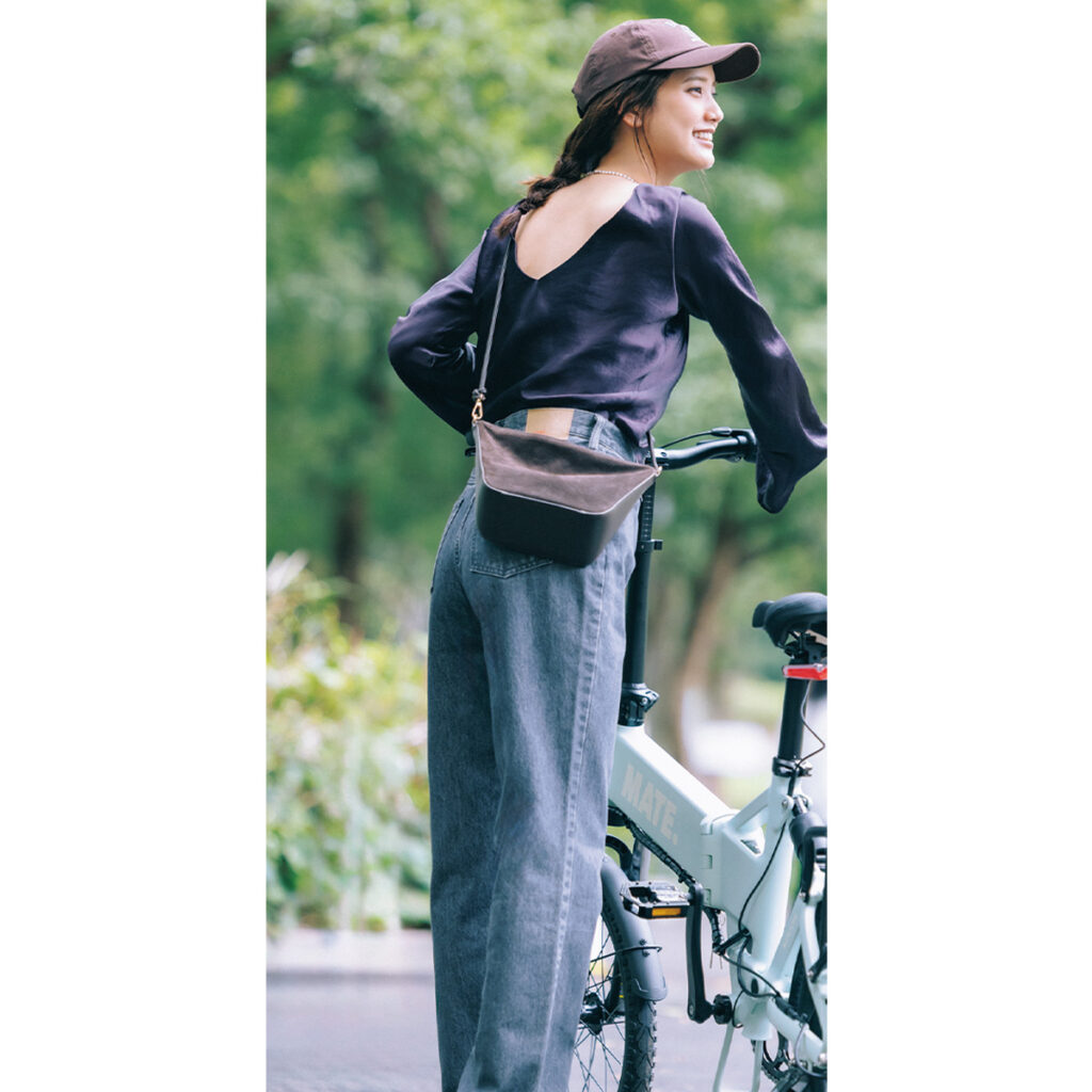 サテントップスとグレーデニムのコーデ