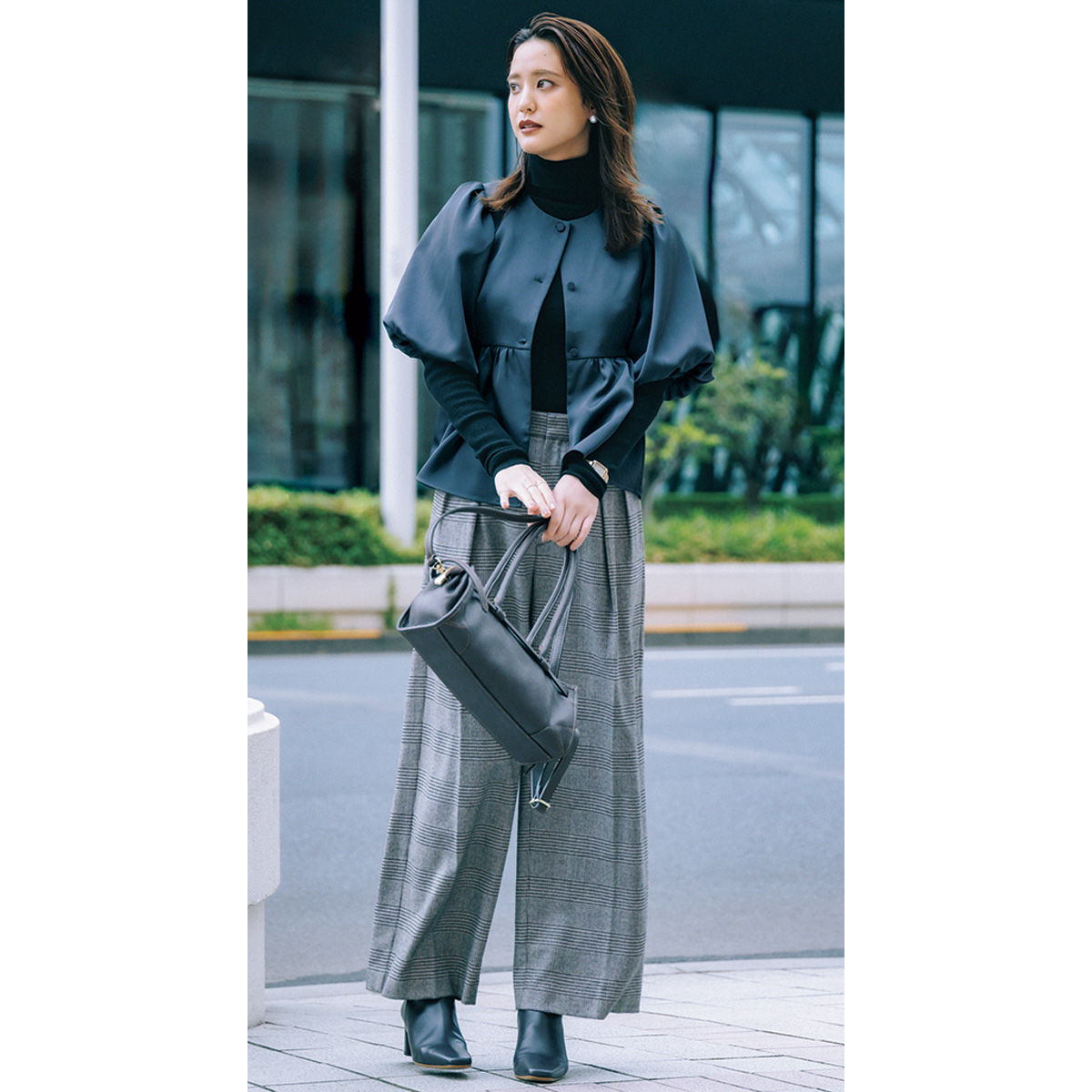 サテンブラウスとグレーのワイドパンツのコーデ