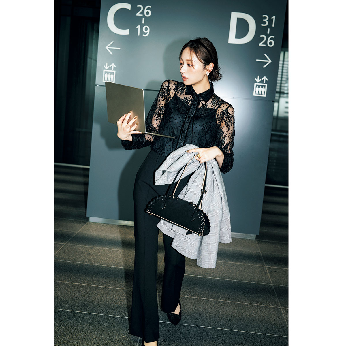 レースブラウスとパンツのブラックコーデ