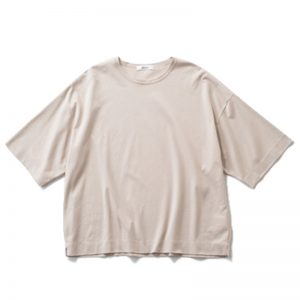 Tシャツ 袖の切り替えのないシームレスなデザイン。シンプルだけど着映えする無地T。￥13,200（ebure／ebure GINZA SIX店）