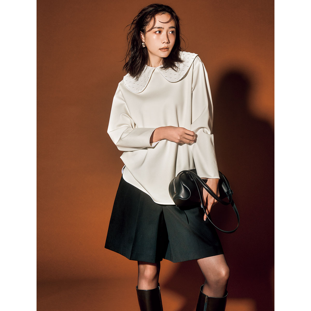 ドット衿ブラウスとハーフパンツのコーデ