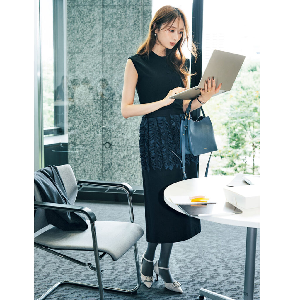 フリルスカートの甘めコーデ